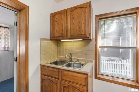 2370 31st St, Moline, IL 61265 photo 14