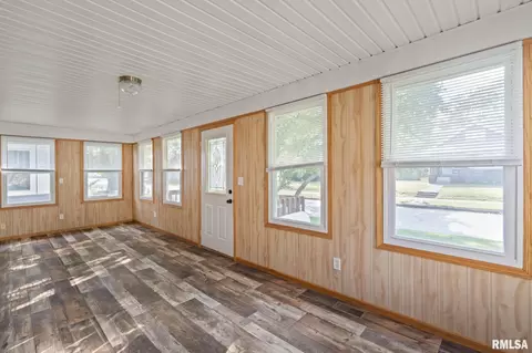 2370 31st St, Moline, IL 61265 photo 4