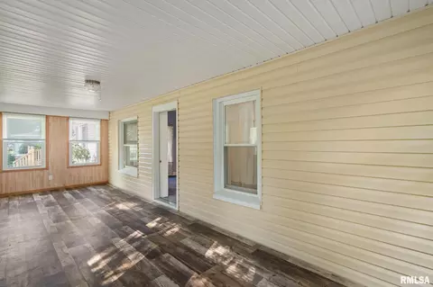 2370 31st St, Moline, IL 61265 photo 5