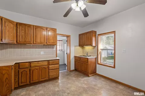 2370 31st St, Moline, IL 61265 photo 10
