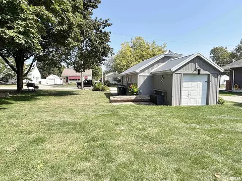 228 E Locust St, Geneseo, IL 61254 photo 4