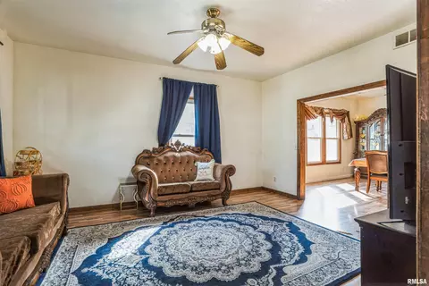 130 9th St, Silvis, IL 61282 photo 5