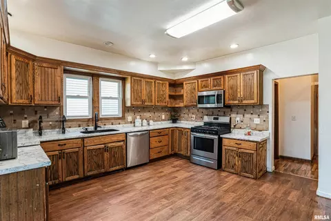 130 9th St, Silvis, IL 61282 photo 10