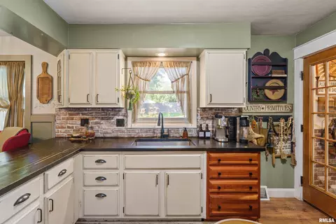 2407 2nd St, Moline, IL 61265 photo 9