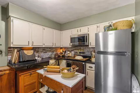 2407 2nd St, Moline, IL 61265 photo 10