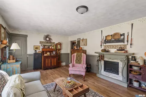 2407 2nd St, Moline, IL 61265 photo 4