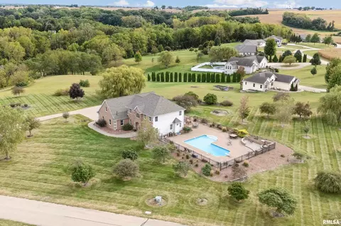 601 Green Hills Dr, Clinton, IA 52732
