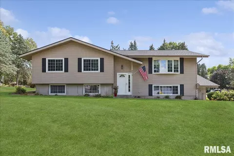 5415 Surrey Dr, Bettendorf, IA 52722