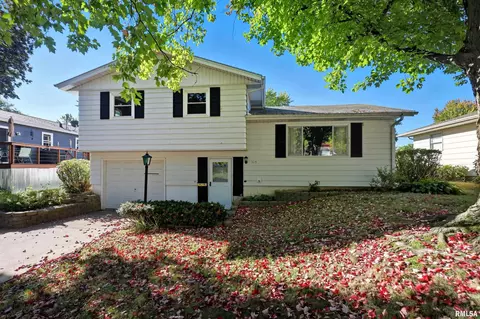 1113 Summit Hills Dr, Bettendorf, IA 52722