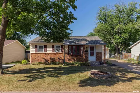 3604 Welshire Dr, Bettendorf, IA 52722