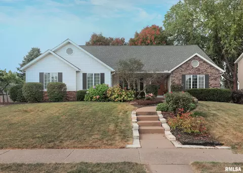 4906 Fox Ridge Rd, Bettendorf, IA 52722
