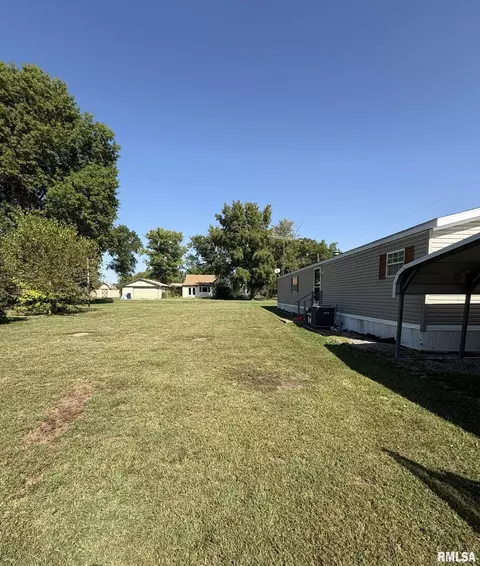 97 N College St, Ewing, IL 62836 photo 3