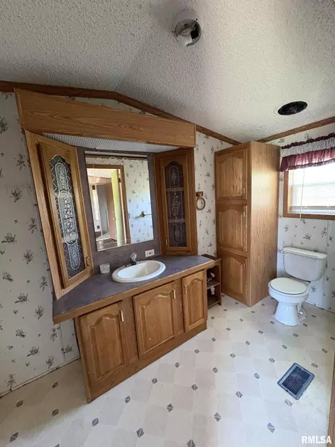 97 N College St, Ewing, IL 62836 photo 16