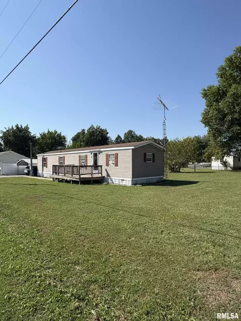 97 N College St, Ewing, IL 62836 photo 2