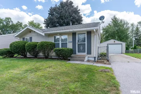 1827 Welshire Dr, Davenport, IA 52806
