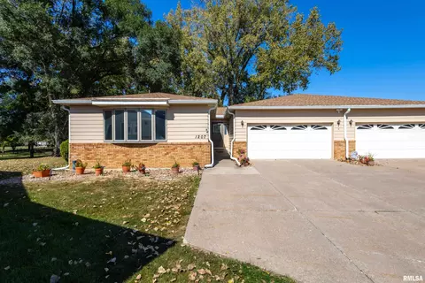 1207 47th Avenue Ct, East Moline, IL 61244