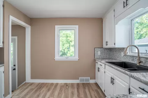 2615 4th St, Moline, IL 61265 photo 9