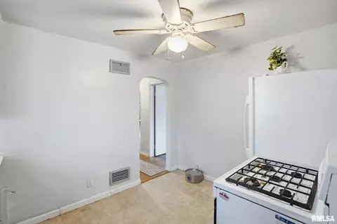 5007 48th St, Moline, IL 61265 photo 13