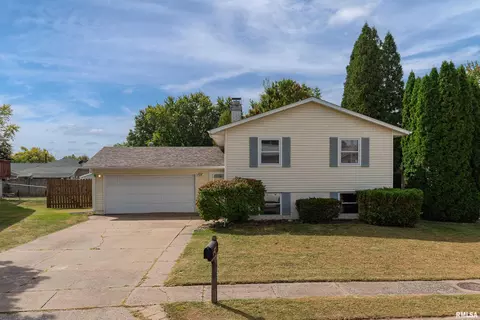 1927 W 55th St, Davenport, IA 52806