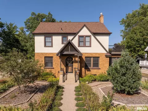 824 7th St, Dewitt, IA 52742