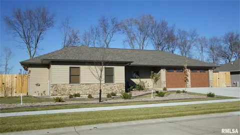 2104 14th St, Camanche, IA 52730