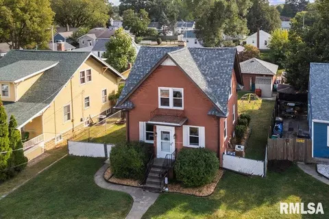 405 W 30th St, Davenport, IA 52803