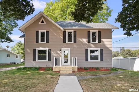 118 S 1st St, Long Grove, IA 52756