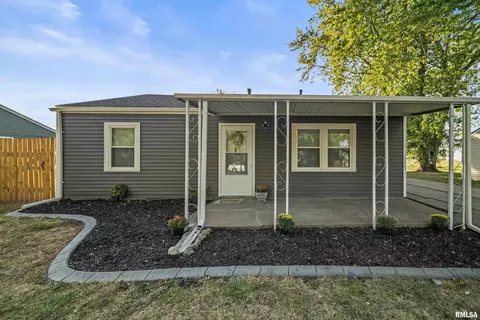 7402 N Pine St, Davenport, IA 52806