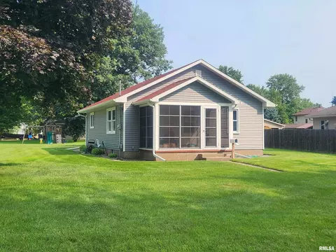 518 2nd St, Camanche, IA 52730