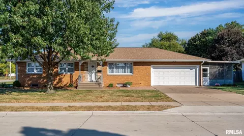 1736 W 36th St, Davenport, IA 52806