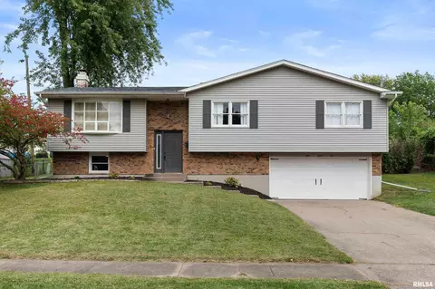 825 Northbrook Dr, Davenport, IA 52806