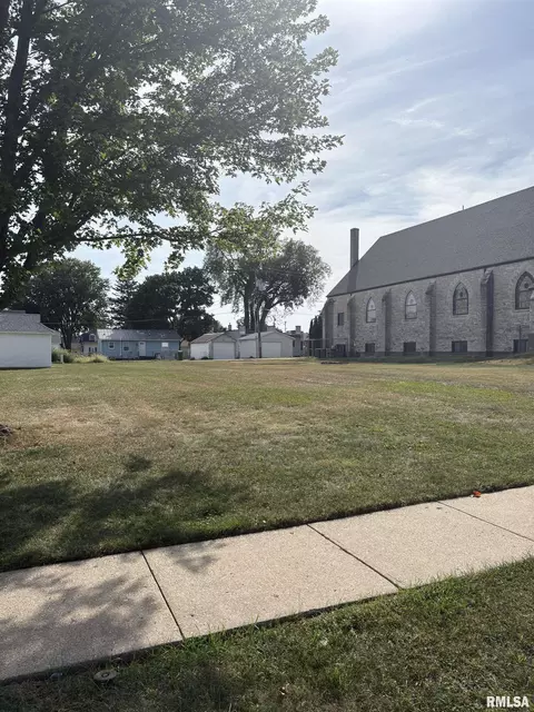 407 10th St, Dewitt, IA 52742