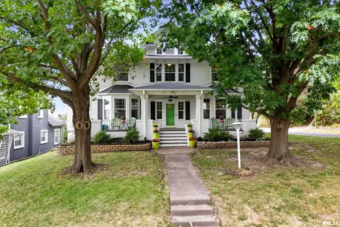 46 Hillcrest Ave, Davenport, IA 52803