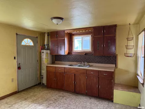 2402 45th St, Moline, IL 61265 photo 3