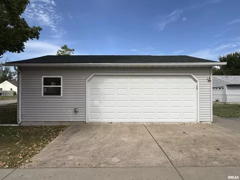 2402 45th St, Moline, IL 61265 photo 9