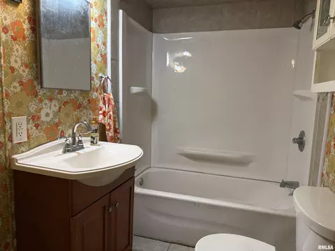 2402 45th St, Moline, IL 61265 photo 6