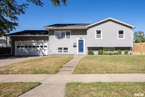1910 Bellevue Ave, Bettendorf, IA 52722