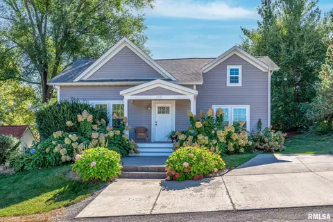 218 Dodge St, Le Claire, IA 52753