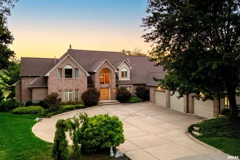 6202 Crow Valley Dr, Bettendorf, IA 52722