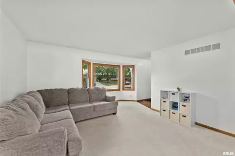 706 E 6th St, Coal Valley, IL 61240 photo 4