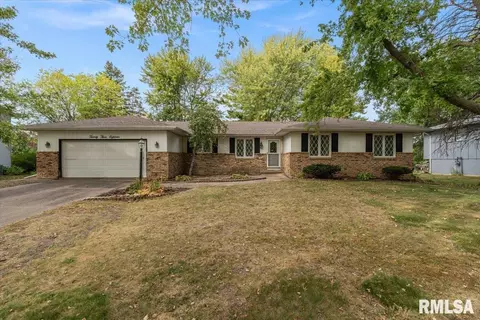 2318 E 46th St, Davenport, IA 52807