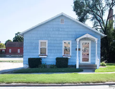 221 E 1st Ave, Monmouth, IL 61462