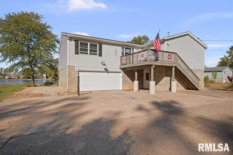2405 S Shore Dr, Moline, IL 61265