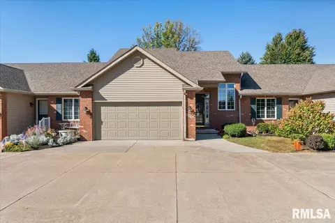 354 Country Club Ct, Eldridge, IA 52748
