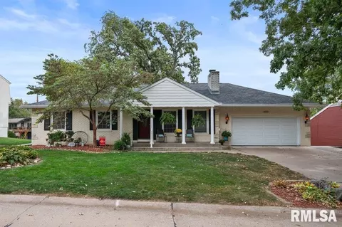 4405 Royal Oaks Dr, Davenport, IA 52806