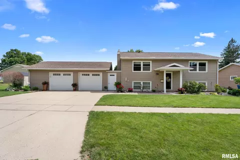 911 3rd St, Dewitt, IA 52742