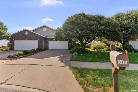 816 Falcon Dr, Le Claire, IA 52753