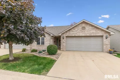 1011 10th St, Dewitt, IA 52742