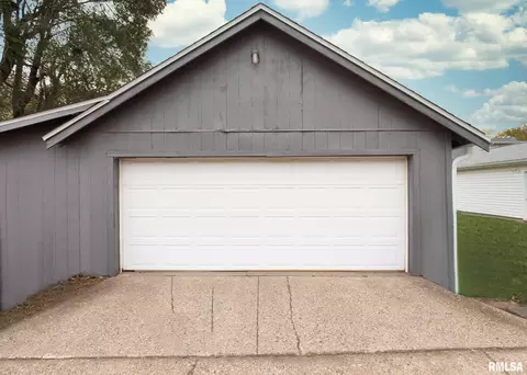 2424 4th St, Moline, IL 61265 photo 8