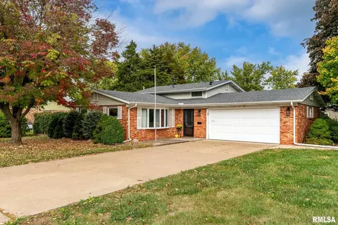 1138 Fairlane Dr, Bettendorf, IA 52722